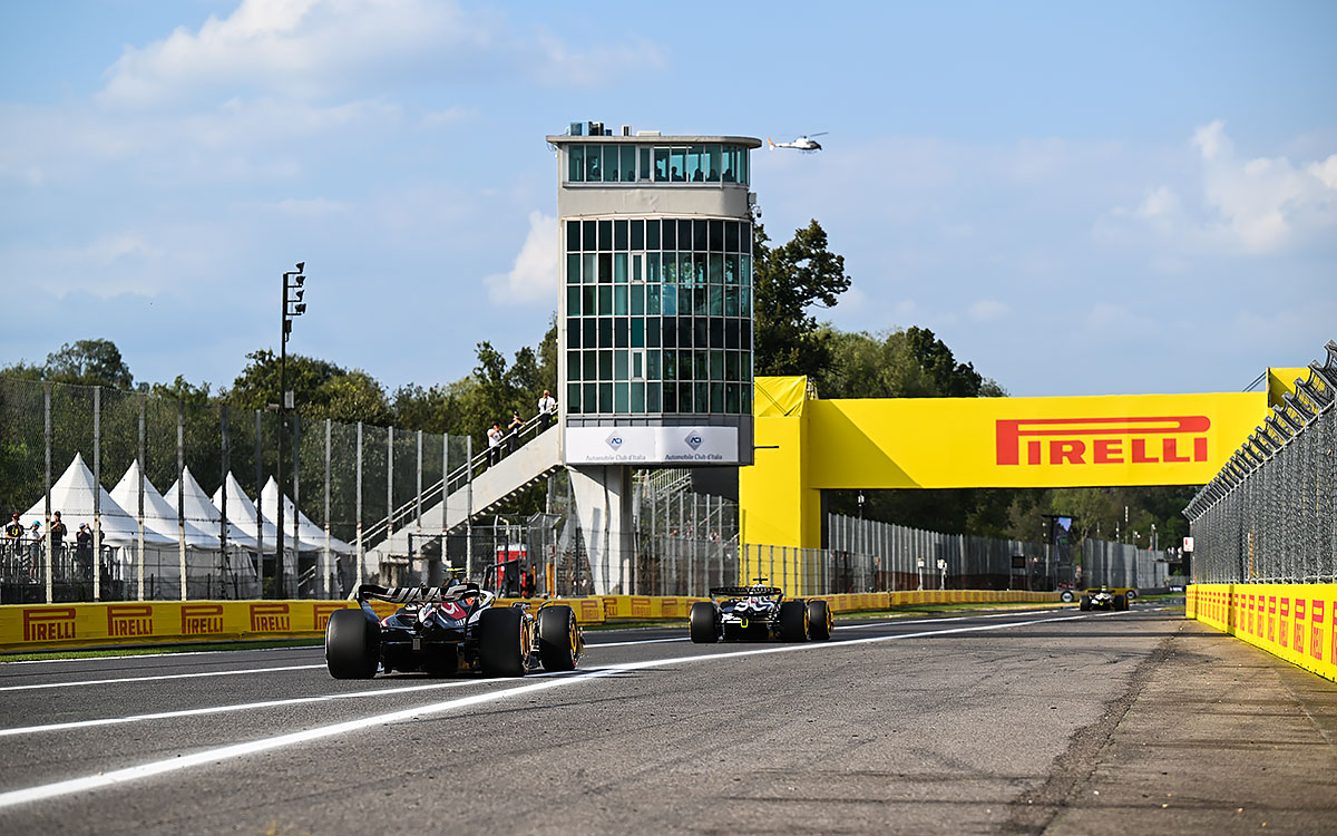 モンツァ・サーキットのホームストレートを駆け抜けるリアム・ローソン（スクーデリア・アルファタウリ）がニコ・ヒュルケンベルグ（ハース）、2023年9月1日(金) F1イタリアGPフリー走行