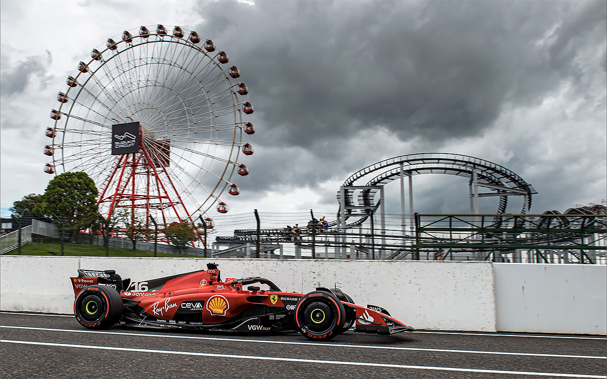 観覧車を背景に鈴鹿サーキットのピットレーンを走行するシャルル・ルクレール（フェラーリ）、2023年9月22日F1日本GPフリー走行