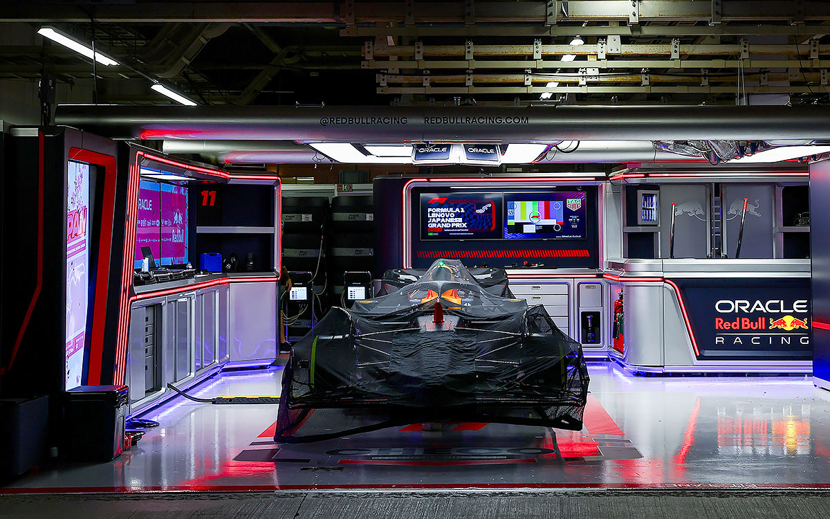 パルクフェルメ下のガレージで封印されるセルジオ・ペレスの11号車レッドブル・レーシングRB19、2023年9月23日(土) F1日本GP（鈴鹿サーキット）