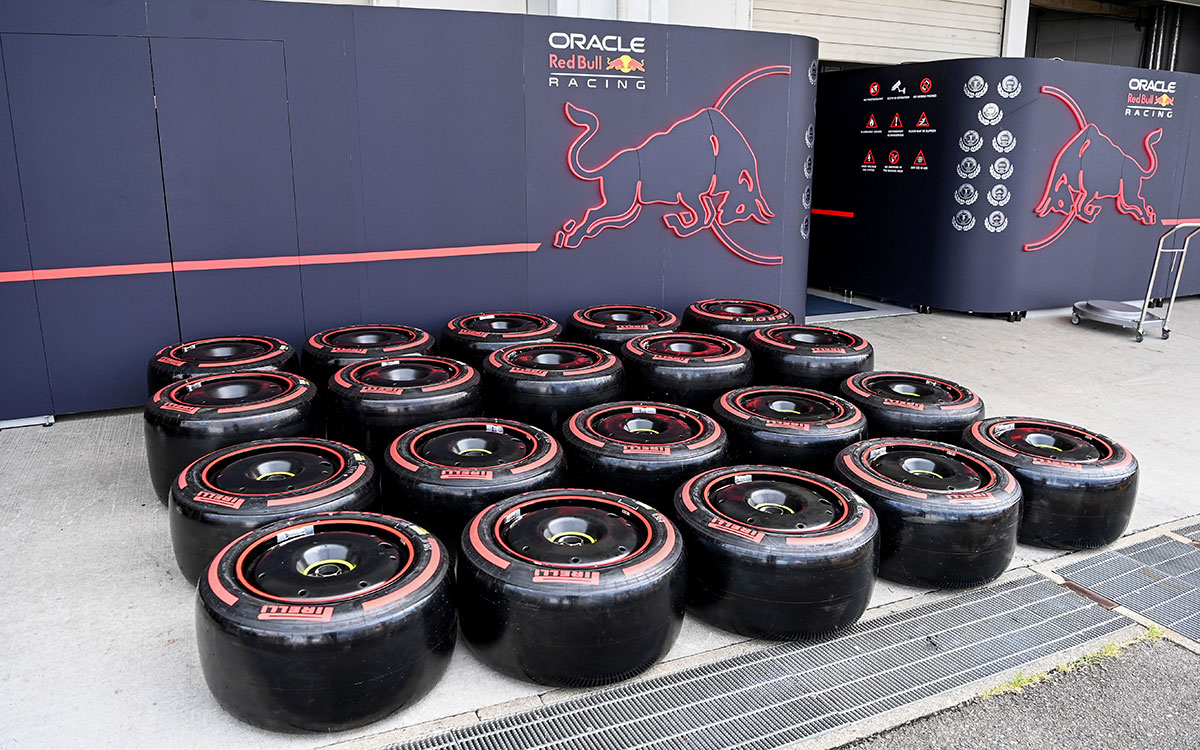 レッドブルのガレージ裏に置かれたピレリのソフトタイヤ、2023年9月21日F1日本GP