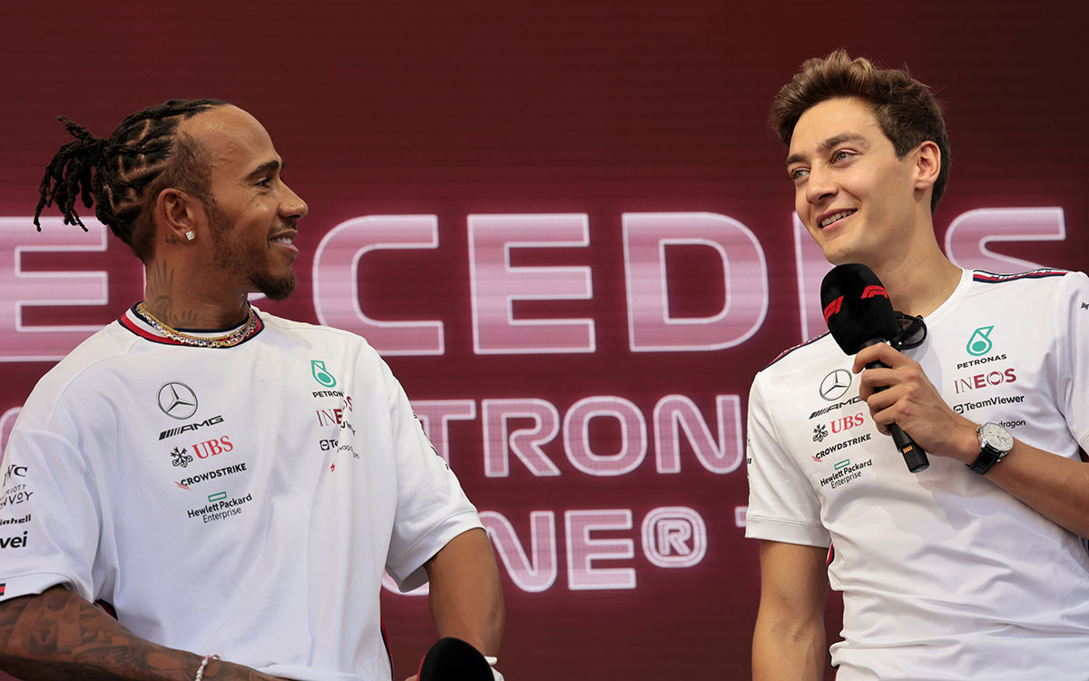 ファンステージでマイクを握るメルセデスのルイス・ハミルトンとジョージ・ラッセル、2023年F1モナコGP