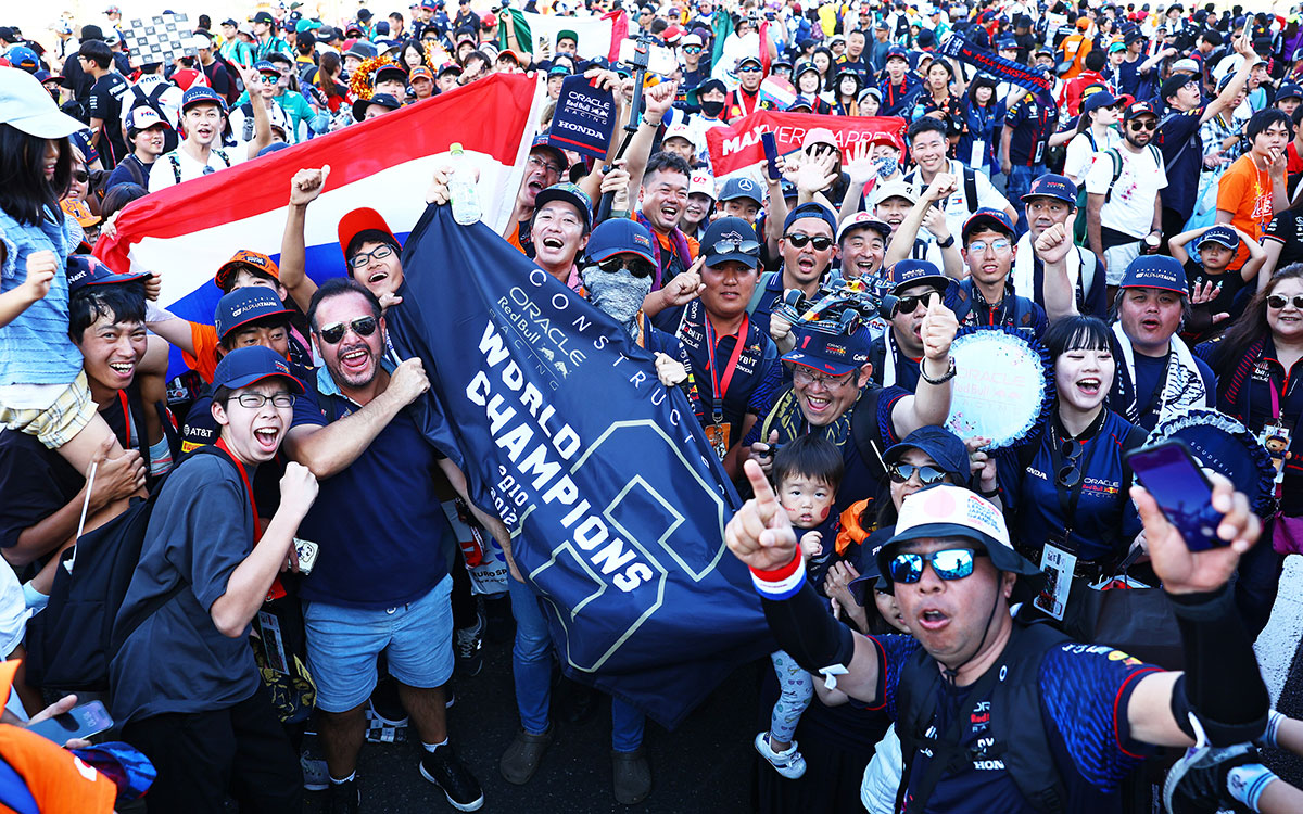 コンストラクターズチャンピオン獲得を祝うレッドブル・レーシングのファン、2023年9月24日(日) F1日本GP（鈴鹿サーキット）