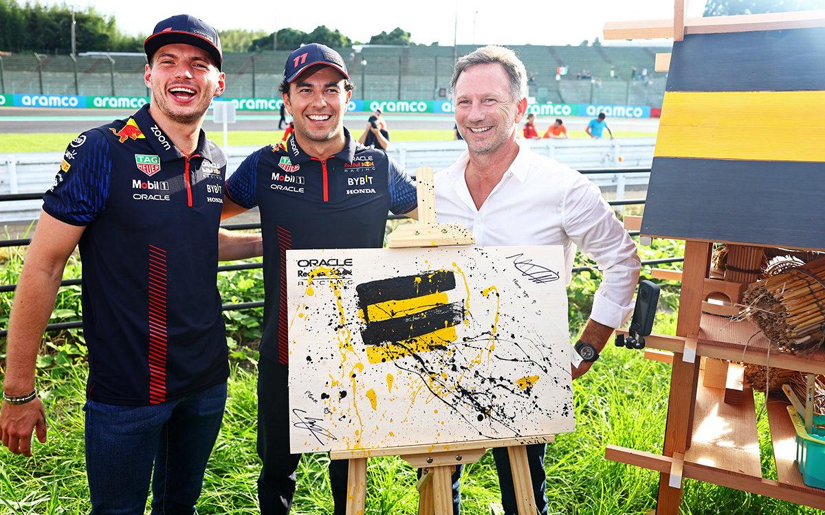 セバスチャン・ベッテルの生物多様性プロジェクト「Buzzin’ Corner」をサポートするためのキャンバスに色を塗るレッドブルのマックス・フェルスタッペンとセルジオ・ペレス、クリスチャン・ホーナー代表、2023年9月21日(木) F1日本GP（鈴鹿サーキット）