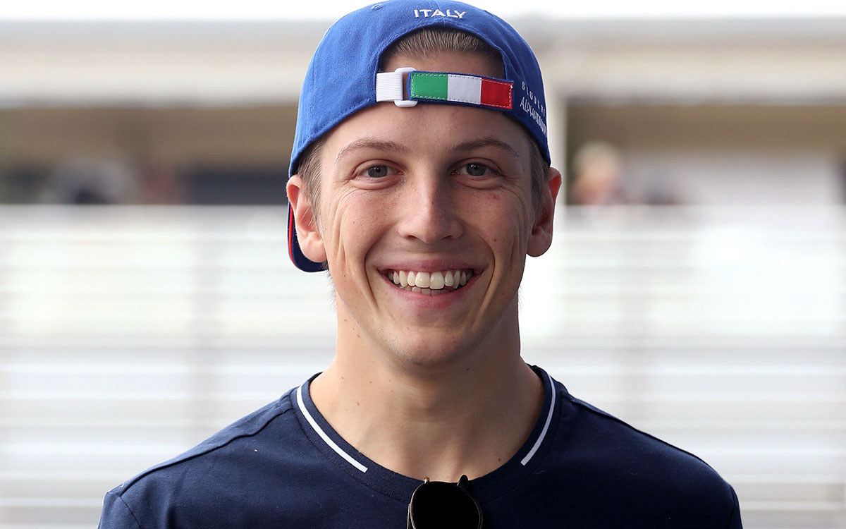 モンツァ・サーキットのパドックを笑顔で歩くリアム・ローソン（スクーデリア・アルファタウリ）、2023年9月2日(土) F1イタリアGP