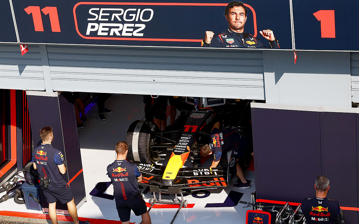 モンツァ・サーキットでのセルジオ・ペレス（レッドブル）のガレージ、2023年9月2日(土) F1イタリアGP予選にて