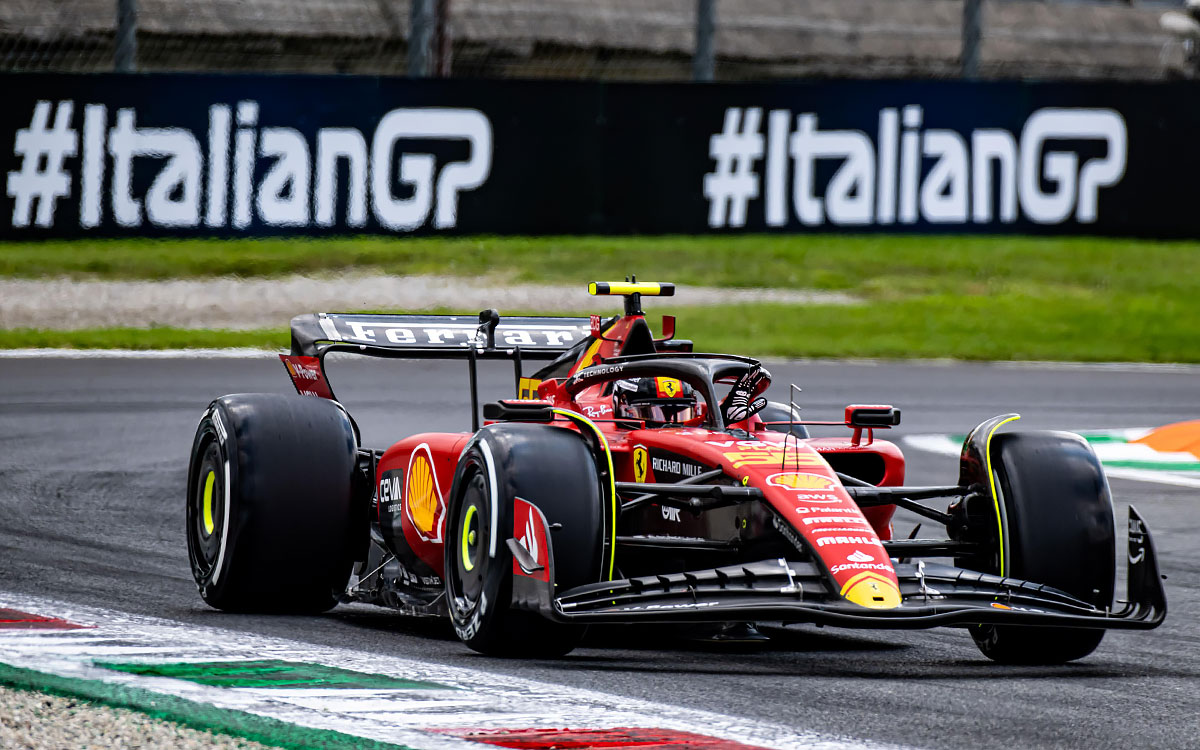モンツァ・サーキットを周回するカルロス・サインツ（フェラーリ）、2023年9月1日F1イタリアGP