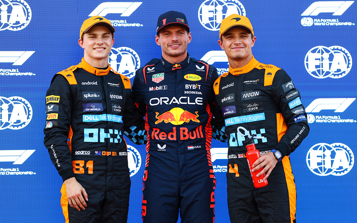 予選後のパルクフェルメで笑顔を見せるポールポジションのマックス・フェルスタッペン（レッドブル・レーシング）、2位のオスカー・ピアストリ（マクラーレン）、3位のランド・ノリス（マクラーレン）、2023年9月23日(土) F1日本GP（鈴鹿サーキット）