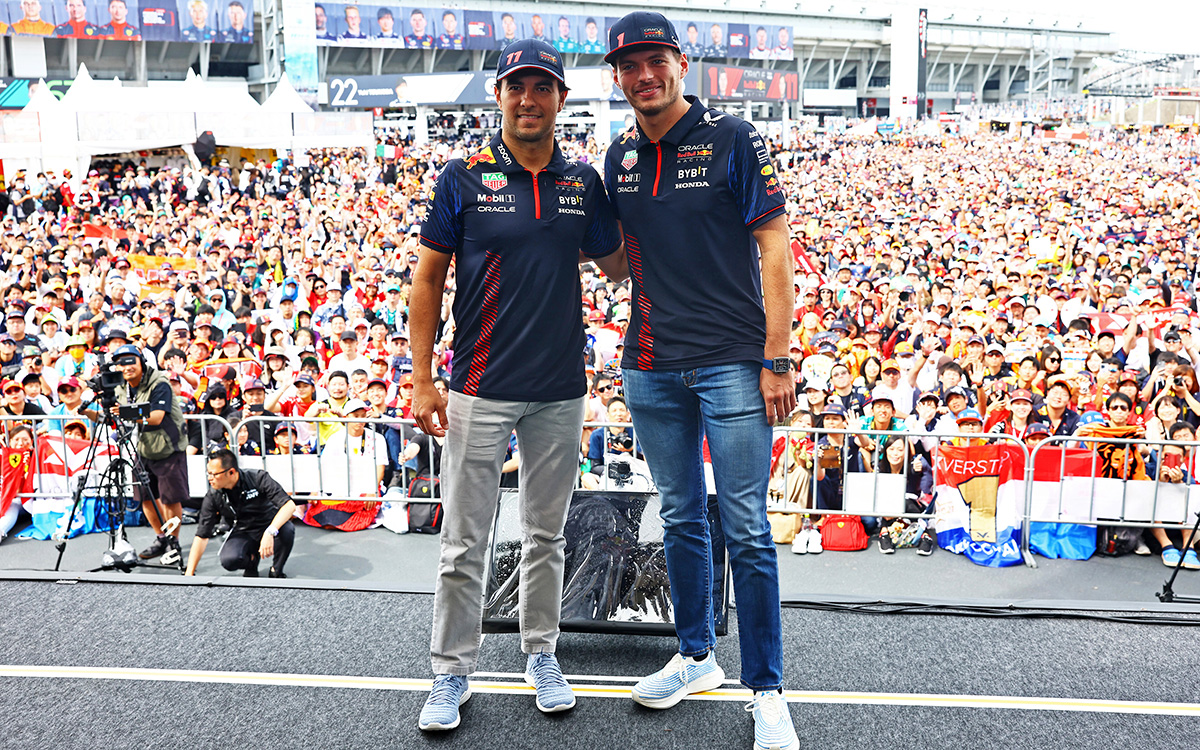 ファンステージで写真を撮るレッドブルのセルジオ・ペレスとマックス・フェルスタッペン、2023年9月23日(土) F1日本GP（鈴鹿サーキット）