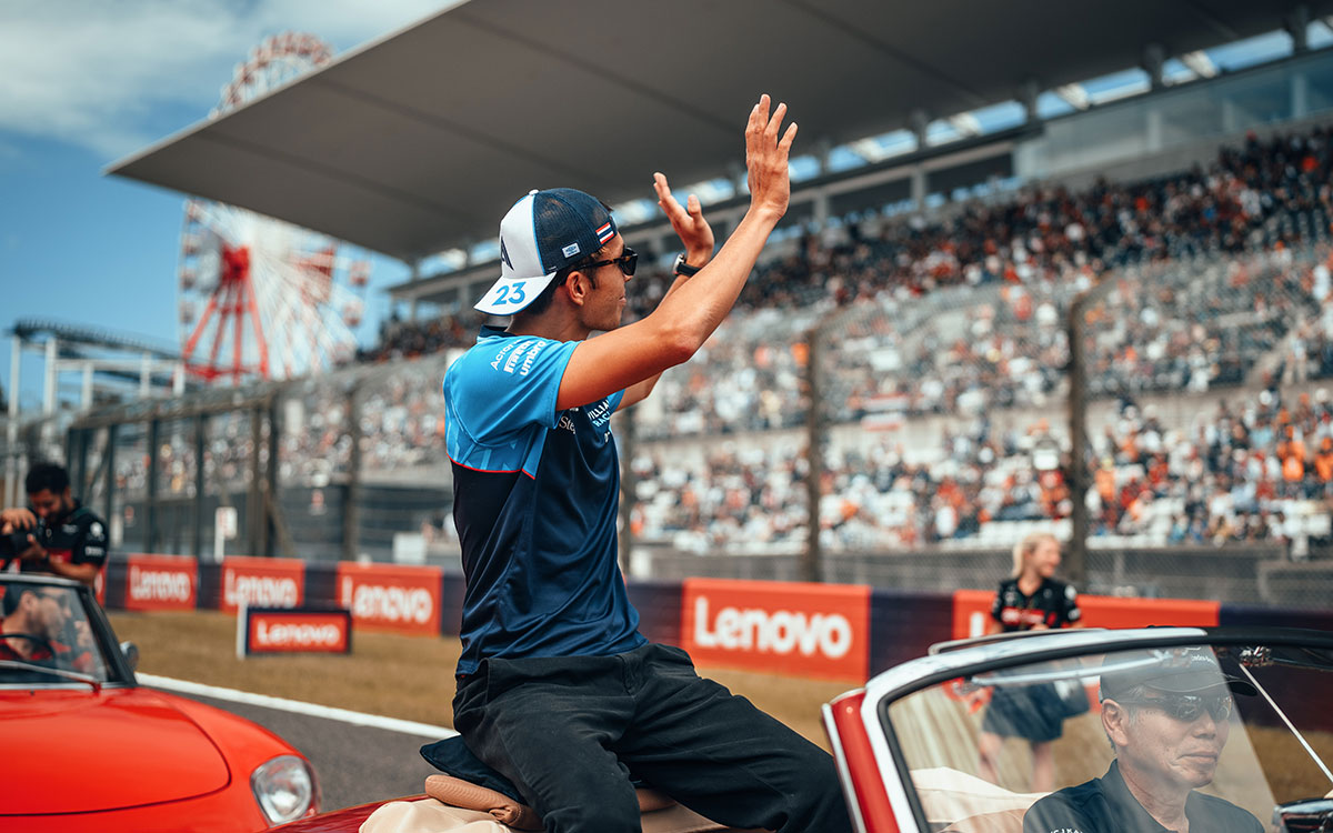 ドライバーズパレードで鈴鹿サーキットのグランドスタンドの観客に手を振るアレックス・アルボン（ウィリアムズ）、2023年9月24日F1日本GP決勝レース