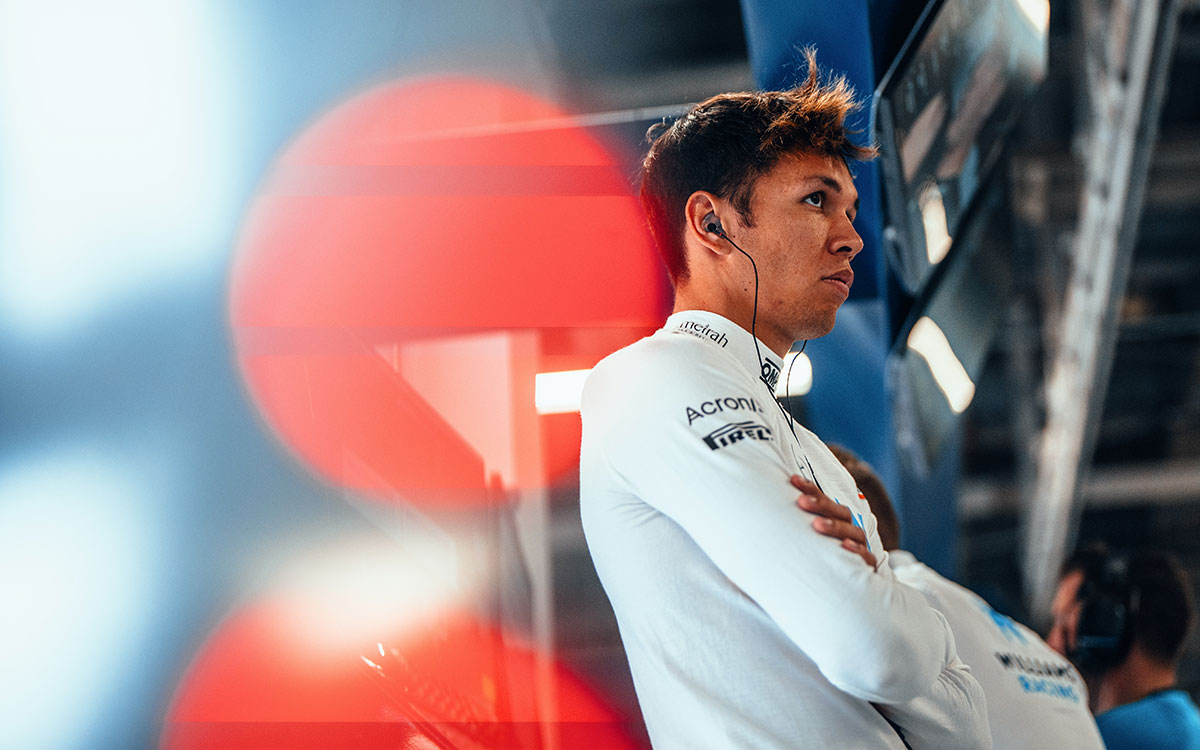 ガレージで腕を組むアレックス・アルボン（ウィリアムズ・レーシング）、2023年9月23日(土) F1日本GP（鈴鹿サーキット）