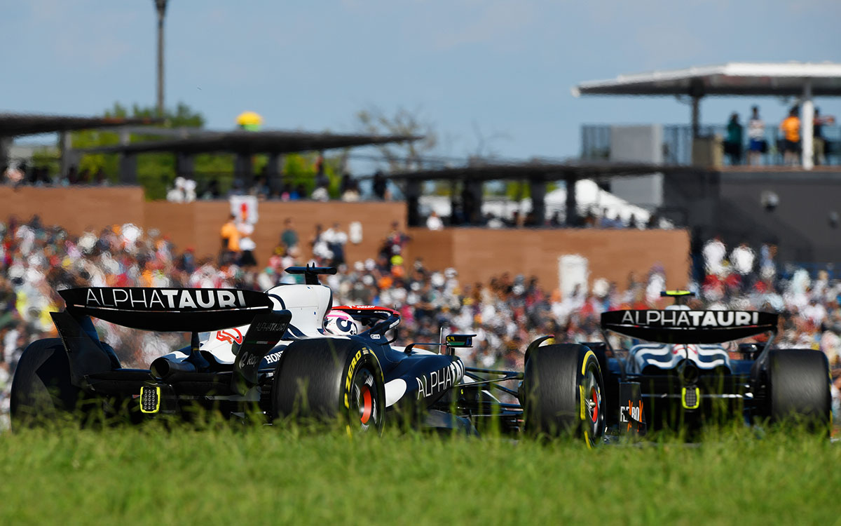 角田裕毅（アルファタウリ）を追いかけるリアム・ローソン、2023年9月24日F1日本GP