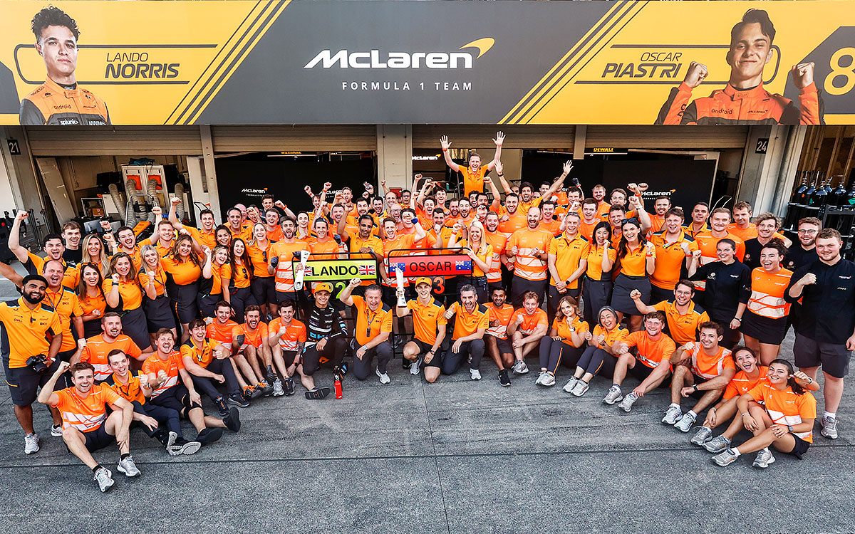 鈴鹿サーキットのガレージ前でランド・ノリスとオスカー・ピアストリの2-3フィニッシュを祝うマクラーレンF1チーム、2023年9月24日F1日本GP