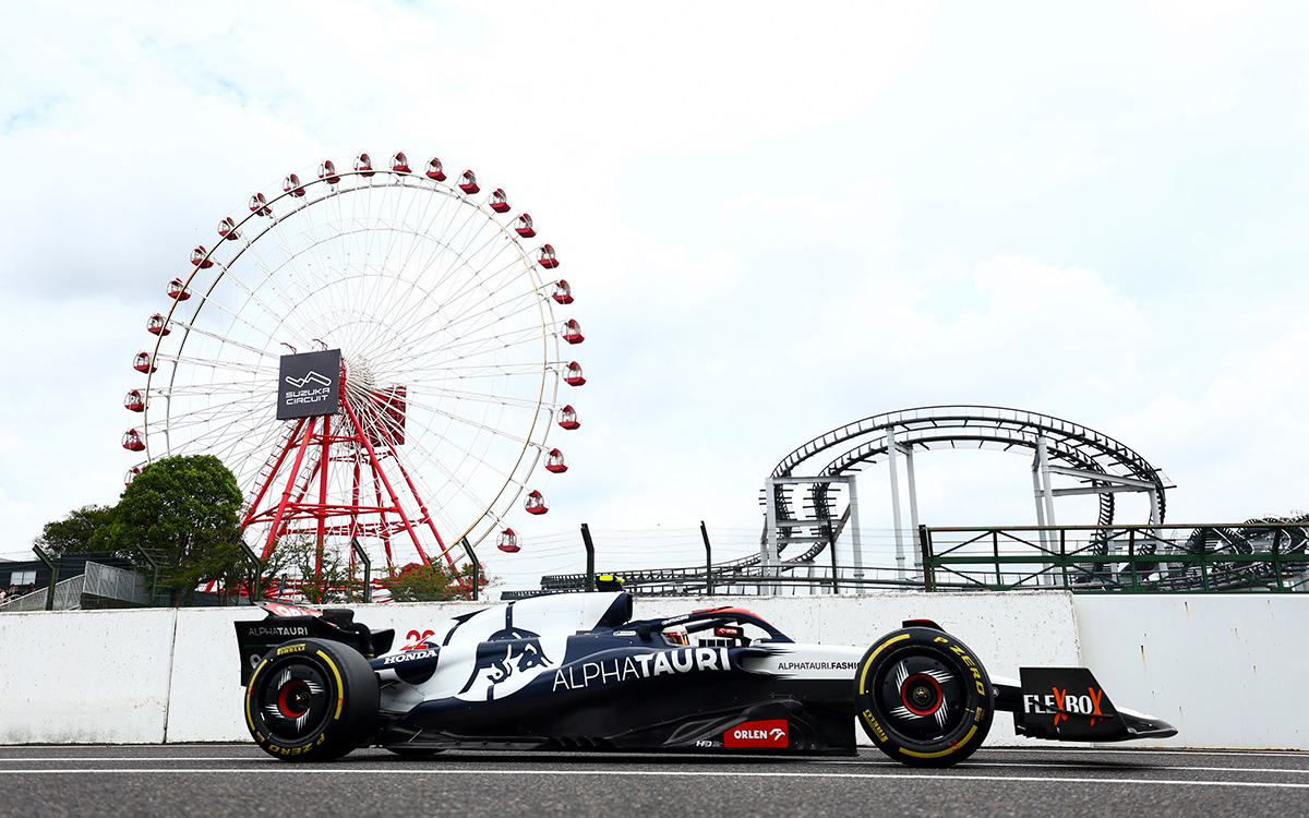 鈴鹿サーキットのピットレーンを走行する角田裕毅の22号車アルファタウリAT04、2023年9月22日F1日本GP