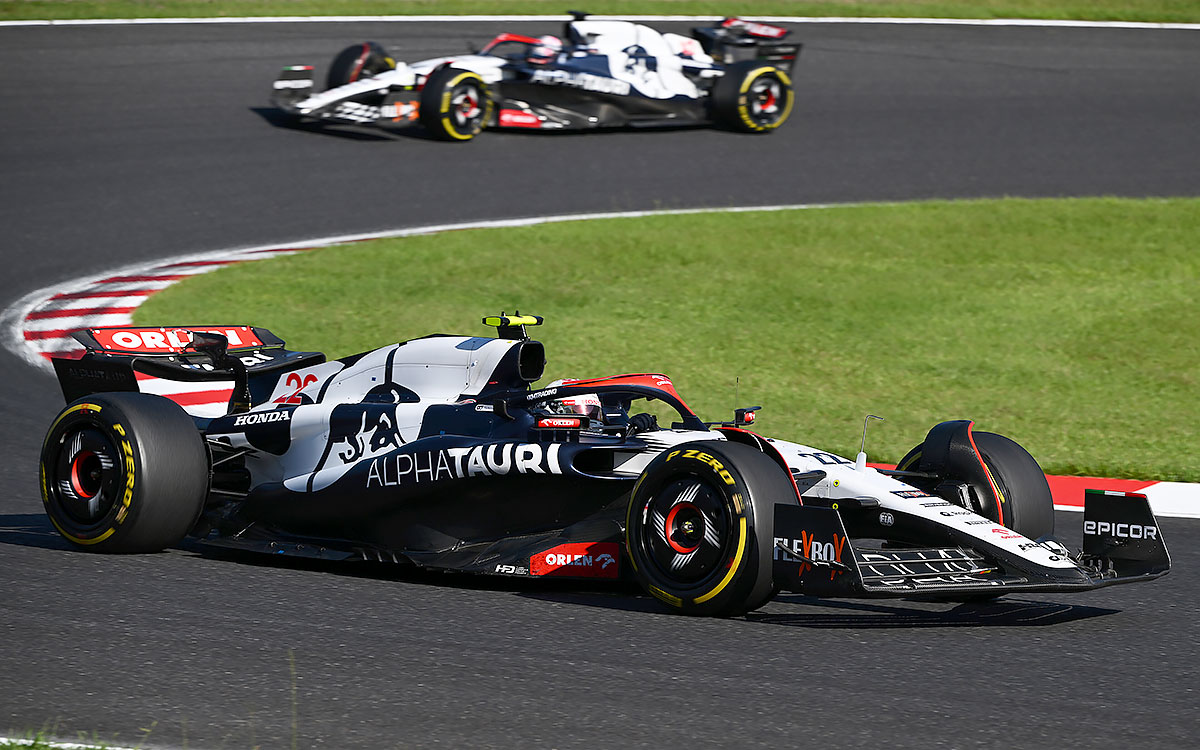 鈴鹿サーキットで僚友リアム・ローソンとポジションを争う角田裕毅（アルファタウリ）、2023年9月24日F1日本GP決勝レース