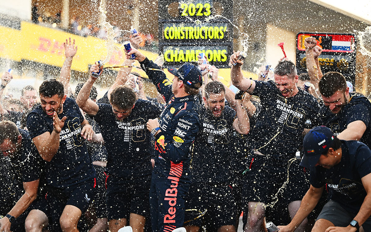 鈴鹿サーキットで2年連続、通算6回目のコンストラクターズ選手権タイトル獲得を祝うマックス・フェルスタッペンとレッドブル・レーシング、2023年9月24日F1日本GP