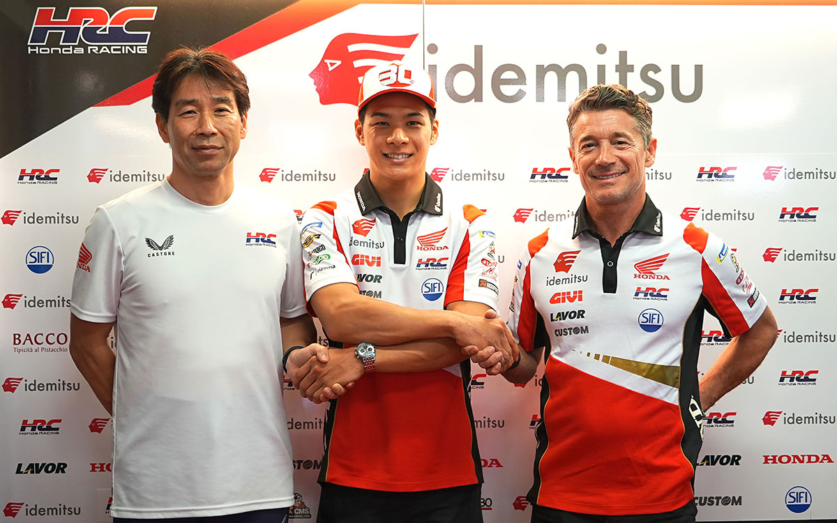 ロードレース世界選手権（MotoGP）に参戦する中上貴晶と桒田哲宏HRCレース運営室長、 ルーチョ・チェッキネロLCRチーム代表
