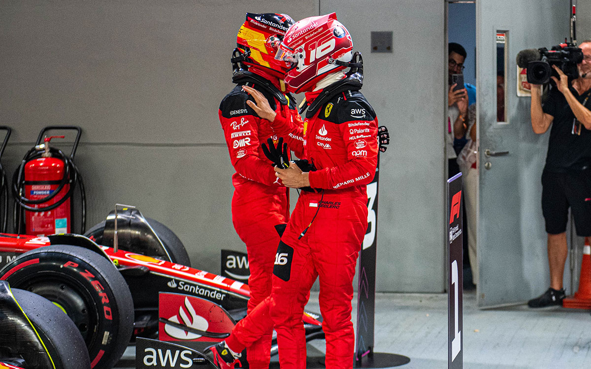 予選を終えて健闘を称え合うフェラーリのカルロス・サインツとシャルル・ルクレール、2023年9月16日F1シンガポールGP