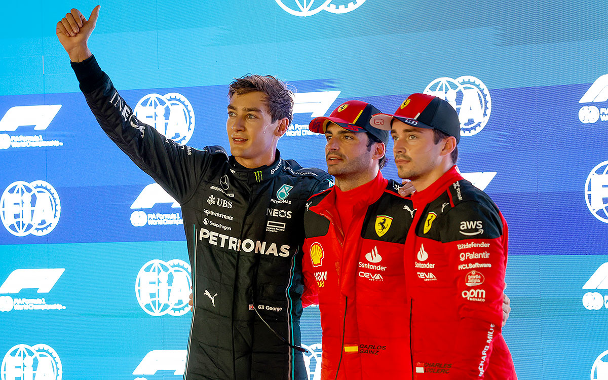 予選を終えた2番手ジョージ・ラッセル（メルセデス）とポールポジションを獲得したフェラーリのカルロス・サインツ、3番手シャルル・ルクレール、2023年9月16日F1シンガポールGP