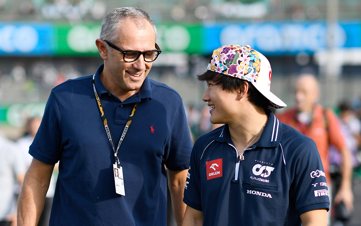 鈴鹿サーキットのパドックでステファノ・ドメニカリ（Formula One Group CEO）と話す角田裕毅（スクーデリア・アルファタウリ）、2023年9月21日(木) F1日本GP