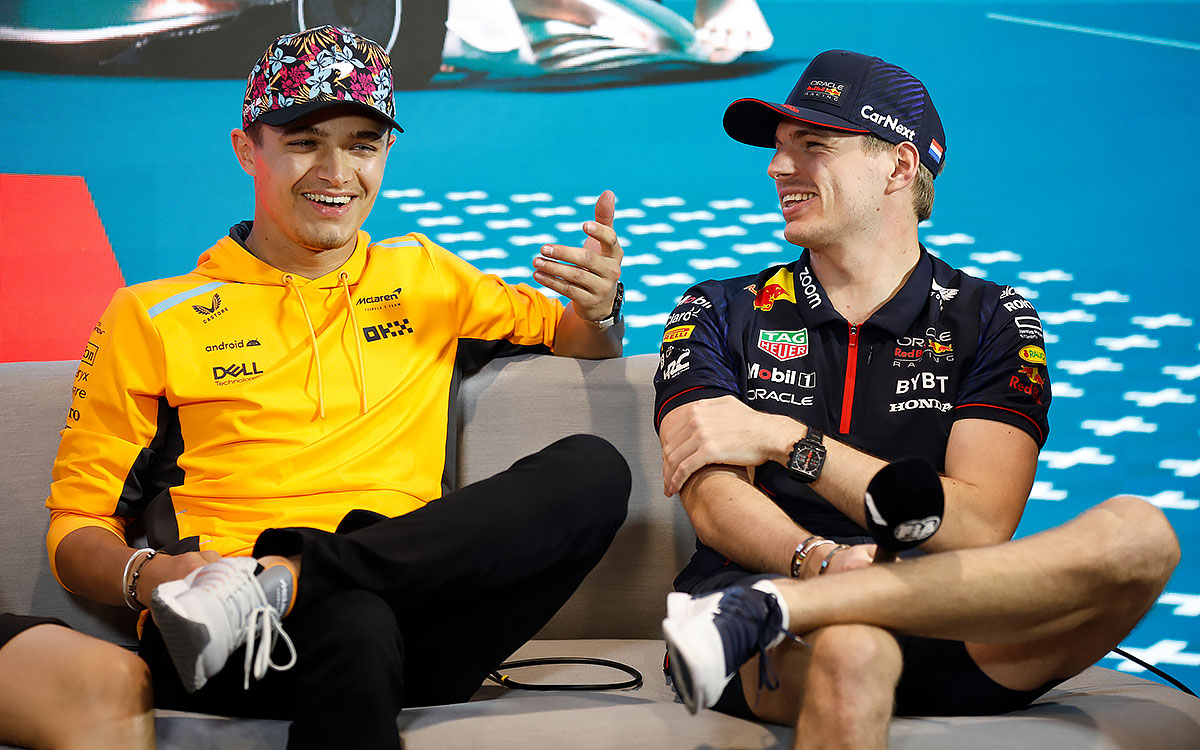 ドライバーズ・プレスカンファレンスで笑顔を見せるランド・ノリス（マクラーレン）とマックス・フェルスタッペン（レッドブル・レーシング）、2023年5月4日(木) F1マイアミGP