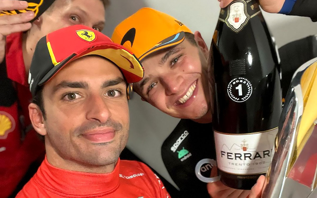 優勝と2位を祝うカルロス・サインツ（フェラーリ）とランド・ノリス（マクラーレン）、2023年9月17日F1第16戦シンガポールGP決勝レース