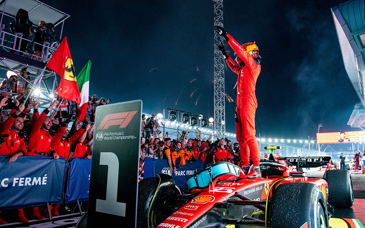 F1第16戦シンガポールGP決勝でのトップチェッカーを経てフェラーリSF-23の上で勝利を喜ぶカルロス・サインツ、2023年9月17日