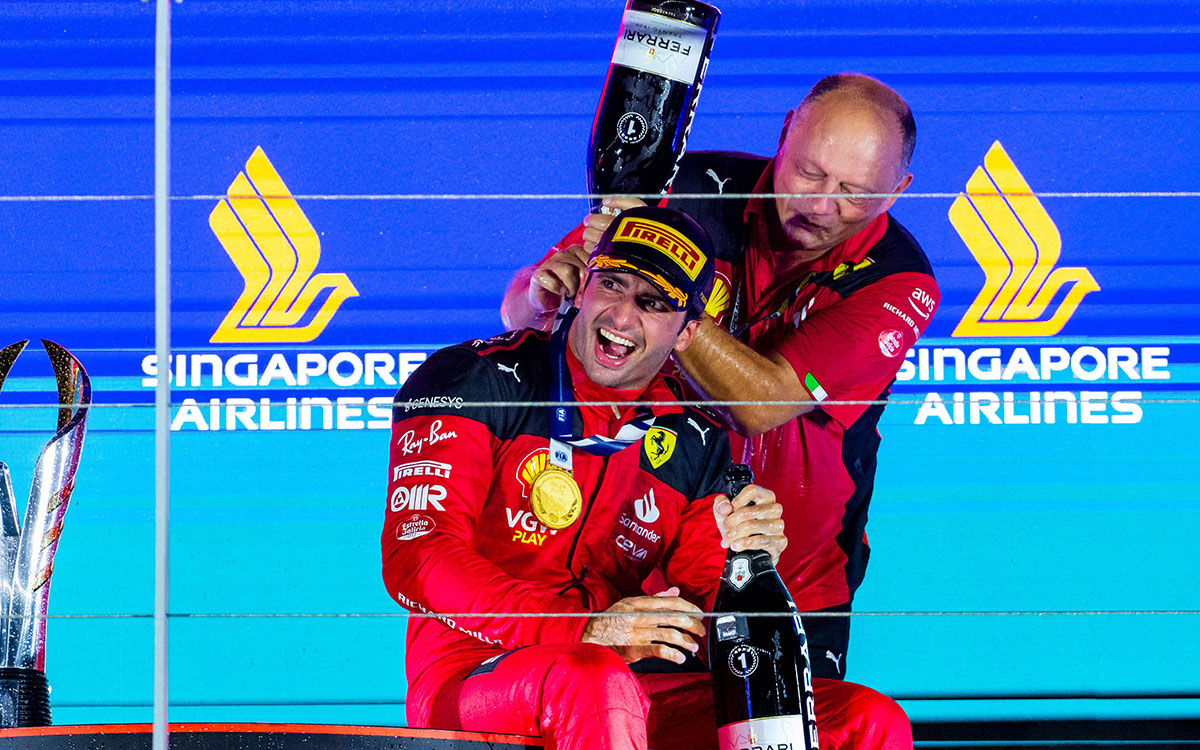 表彰台の上でカルロス・サインツにシャンパンをかけるフェラーリのフレデリック・バスール代表、2023年9月17日F1第16戦シンガポールGP決勝レース