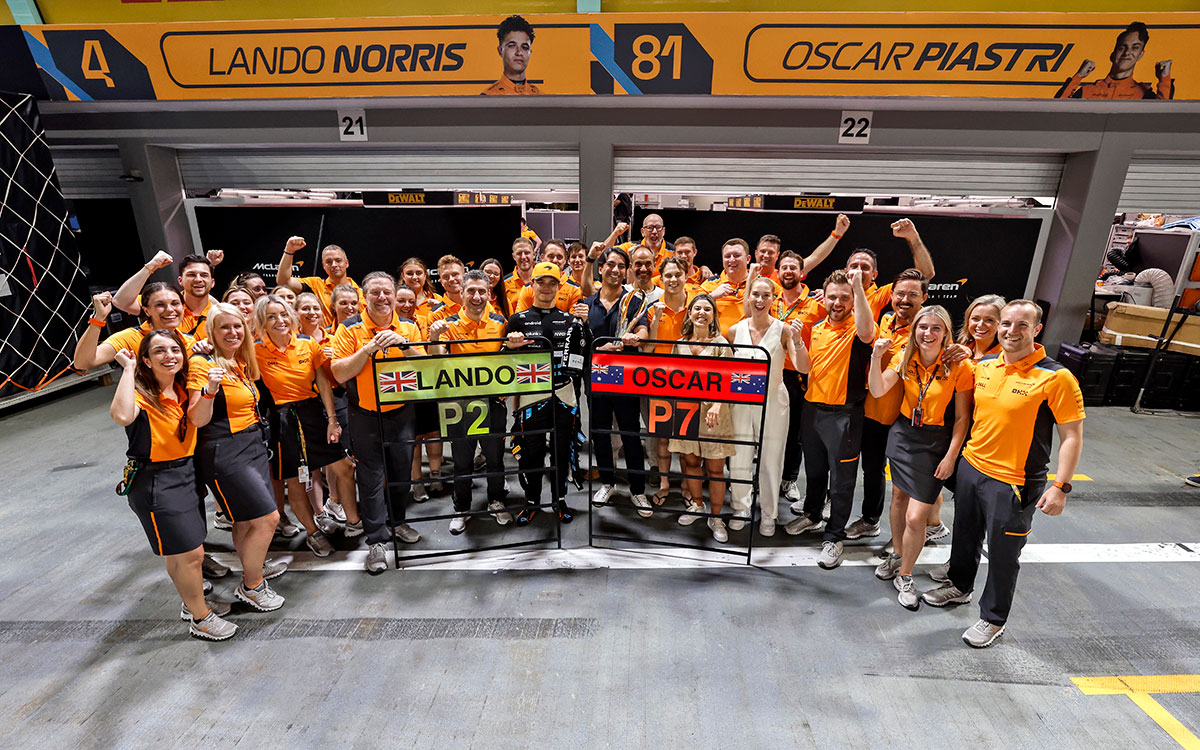 ランド・ノリスの2位表彰台とオスカー・ピアストリの7位入賞を祝うマクラーレン、2023年9月17日F1第16戦シンガポールGP決勝レース
