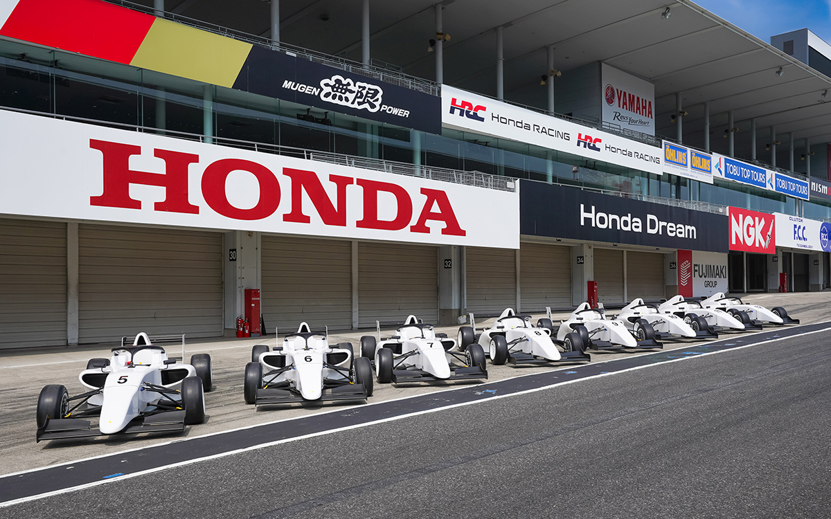 鈴鹿サーキットのピットレーンに並べられたホンダ・レーシング・スクール・鈴鹿（HRS）の新型教習用フォーミュラカー「HRS-F24」、2023年9月19日