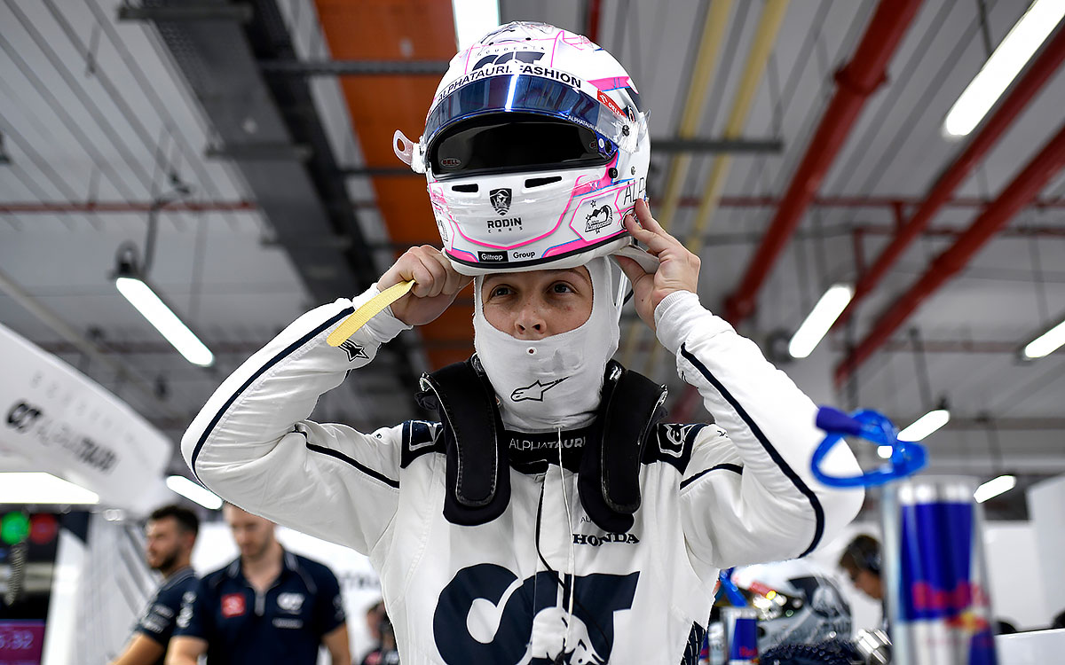 ガレージ内で準備をするリアム・ローソン（スクーデリア・アルファタウリ）、2023年9月15日(金) F1シンガポールGP（マリーナベイ市街地コース）