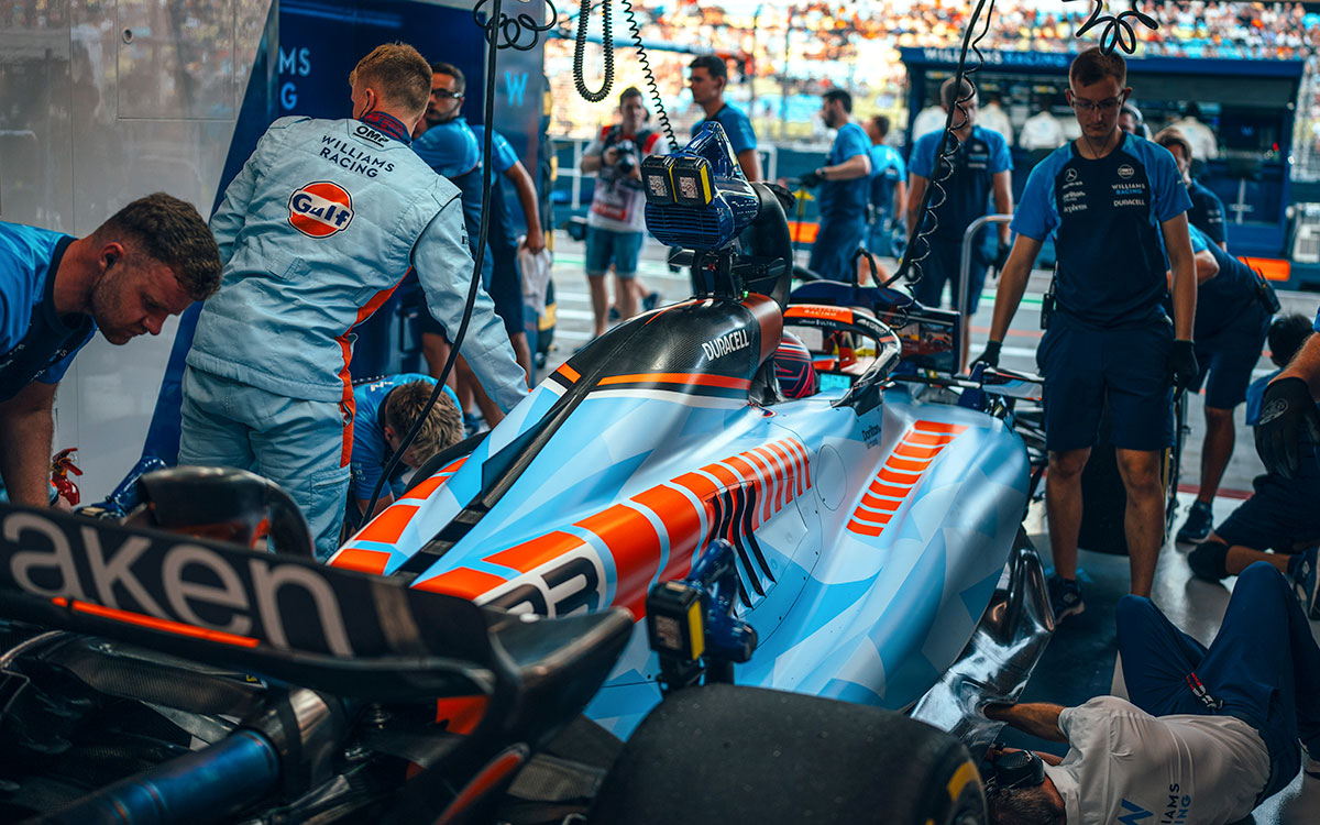ガレージ内でアレックス・アルボンの23号車FW45の作業に取り組むウィリアムズのメカニック、2023年9月15日F1シンガポールGPフリー走行1にて
