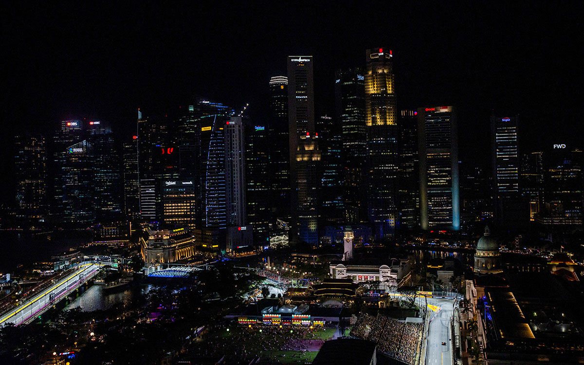 闇夜に浮かぶマリーナベイ市街地コース、2023年9月15日F1シンガポールGP FP2