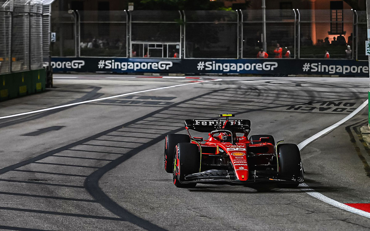 マリーナベイ市街地コースを周回するカルロス・サインツ（フェラーリ）、2023年9月15日(金) F1シンガポールGP FP2
