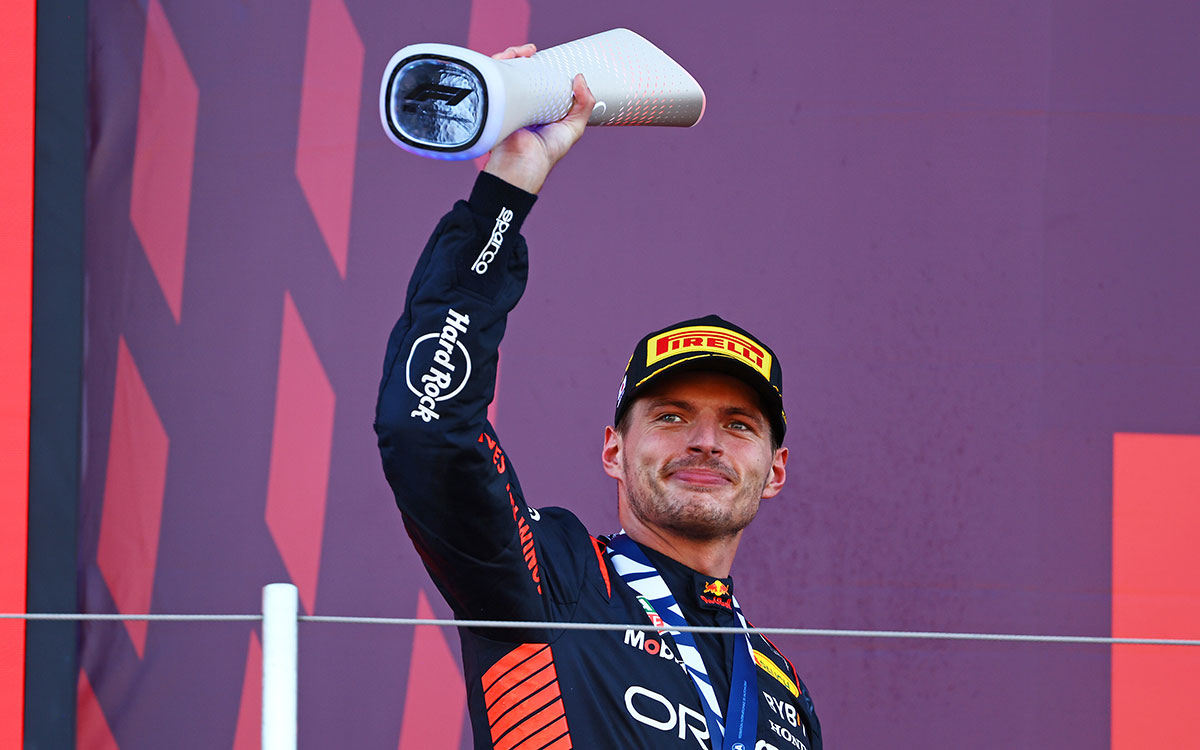 鈴鹿サーキットの表彰台の上で優勝トロフィーを掲げるマックス・フェルスタッペン（レッドブル・レーシング）、2023年9月24日(日) F1日本GP