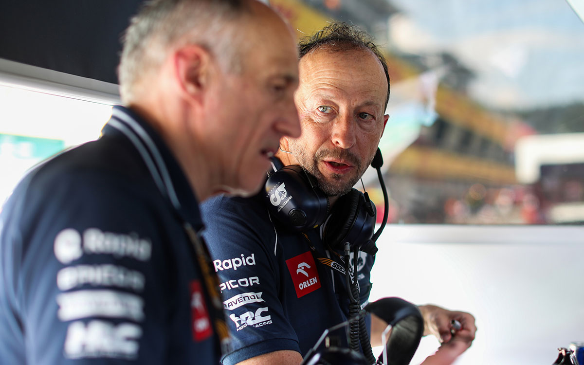 ピットウォールに座るアルファタウリのフランツ・トスト代表とピーター・バイエルCEO、2023年6月30日(金) F1オーストリアGP（レッドブル・リング）