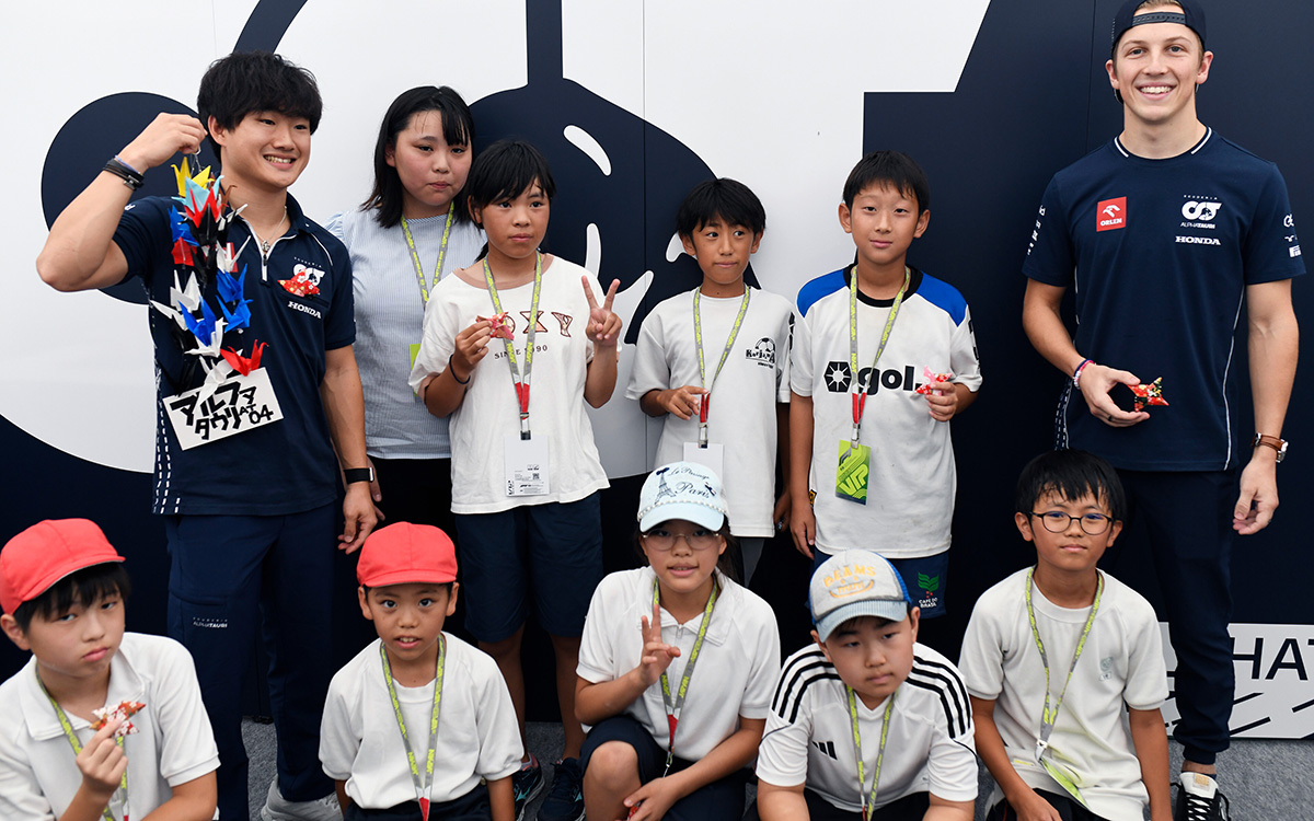 地元の小学生と触れ合うアルファタウリの角田裕毅とリアム・ローソン、2023年9月21日(木) F1日本GP（鈴鹿サーキット）