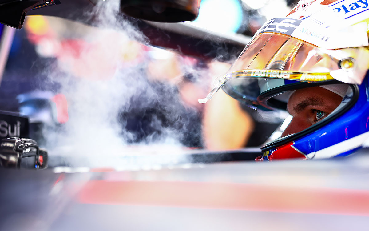 ガレージ内でRB19に乗り込みセッションに向けて準備を整えるマックス・フェルスタッペン（レッドブル・レーシング）、2023年9月15日(金) F1シンガポールGP FP1