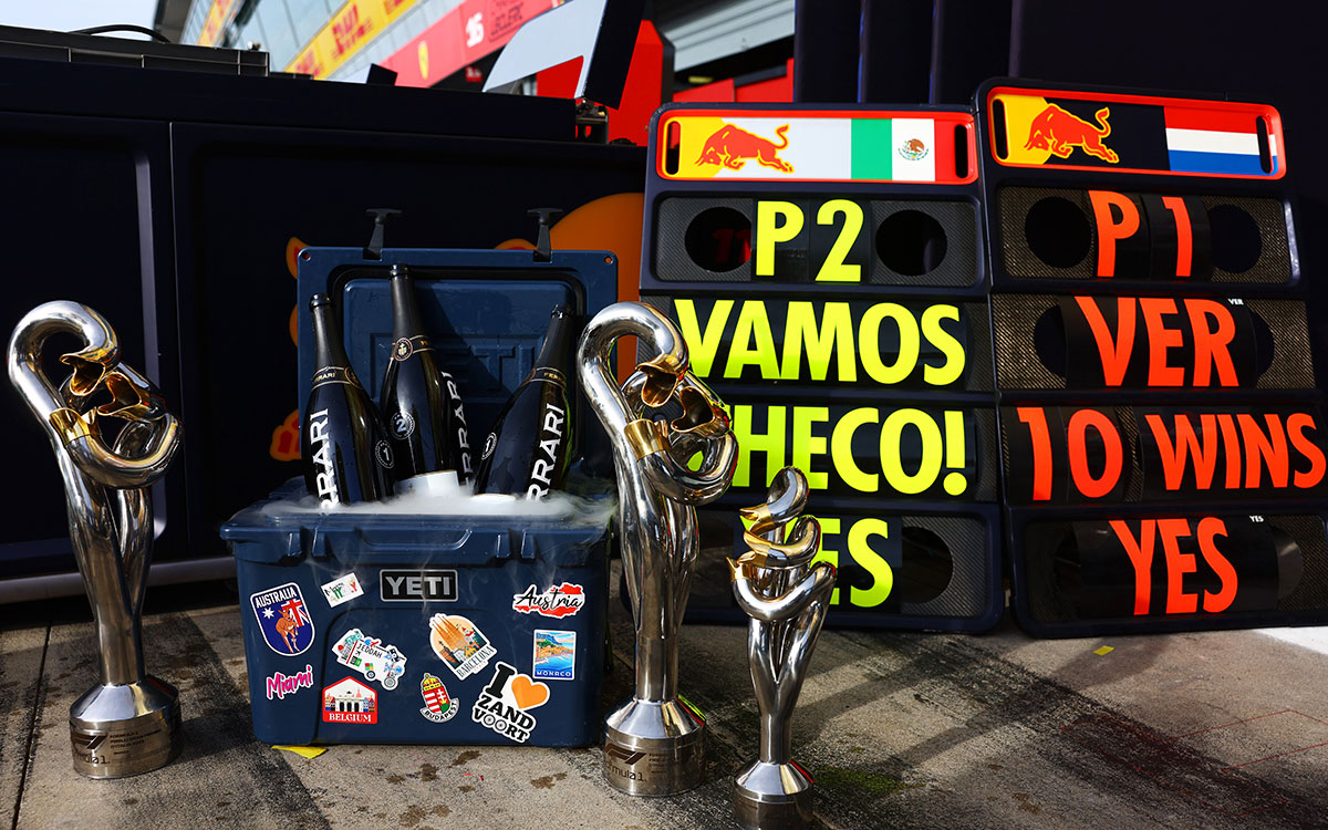 マックス・フェルスタッペン（レッドブル）の10連勝を祝うピットボードと優勝トロフィー、セルジオ・ペレスの2位トロフィー、2023年9月3日(日) F1イタリアGP（モンツァ・サーキット）