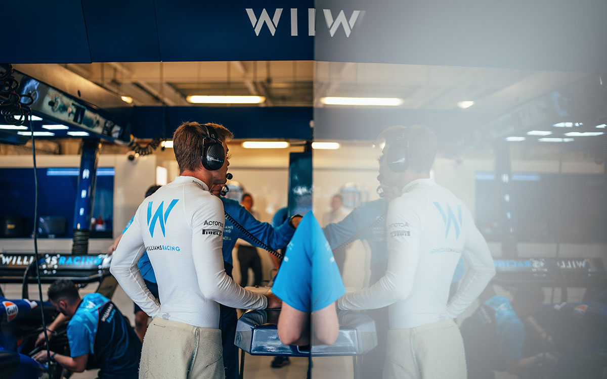 ウィリアムズのガレージに立つローガン・サージェント、2023年10月27日F1メキシコGP