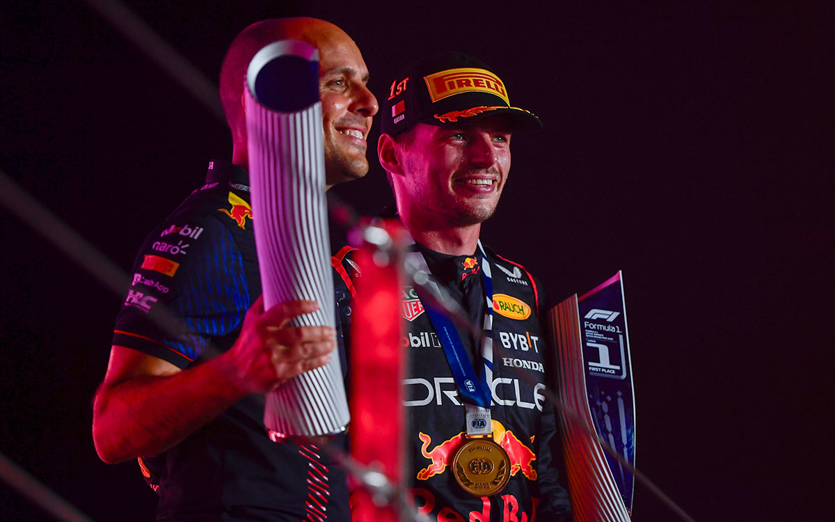 表彰台に上がる優勝したマックス・フェルスタッペン（レッドブル）とレースエンジニアのジャンピエロ・ランビアーゼ、2023年10月8日(日) F1カタールGP（ロサイル・インターナショナル・サーキット）