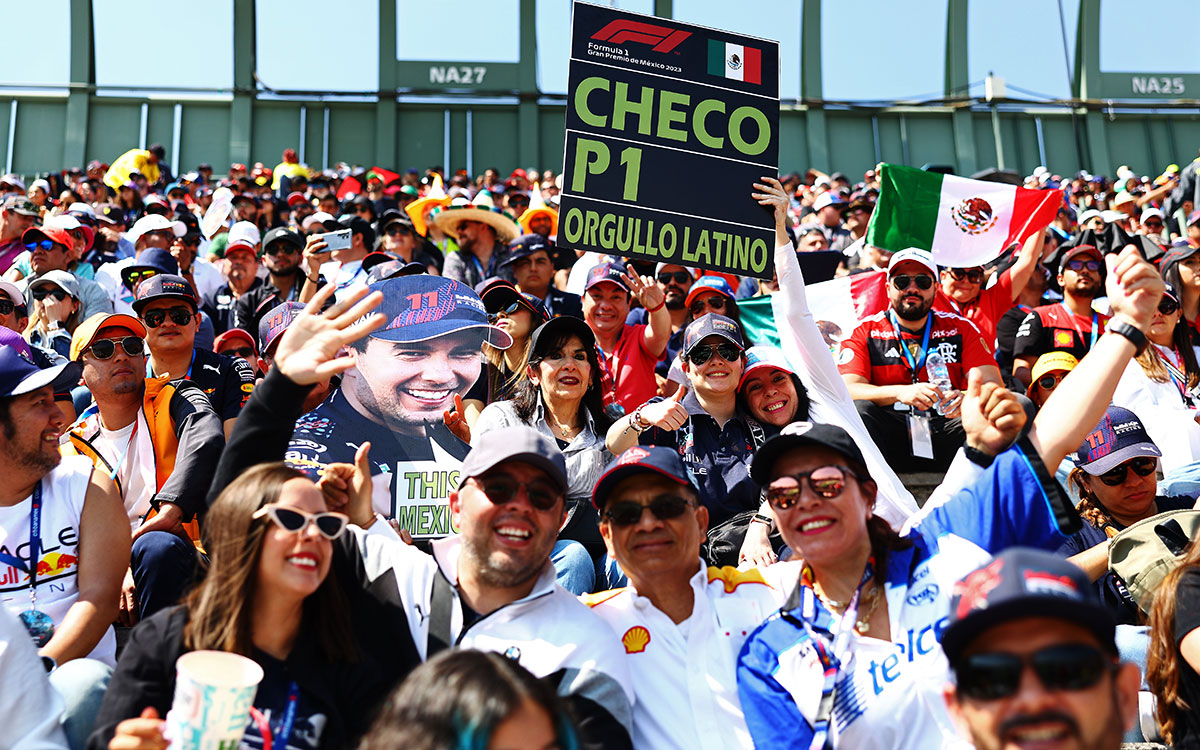 スタンドで声援を送るセルジオ・ペレス（レッドブル・レーシング）のファン、2023年10月28日(土) F1メキシコGP（エルマノス・ロドリゲス・サーキット）