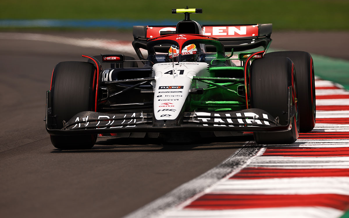 フロービスを塗ったアルファタウリAT04でエルマノス・ロドリゲス・サーキットを周回するアイザック・ハジャー、2023年10月27日F1メキシコGP FP1