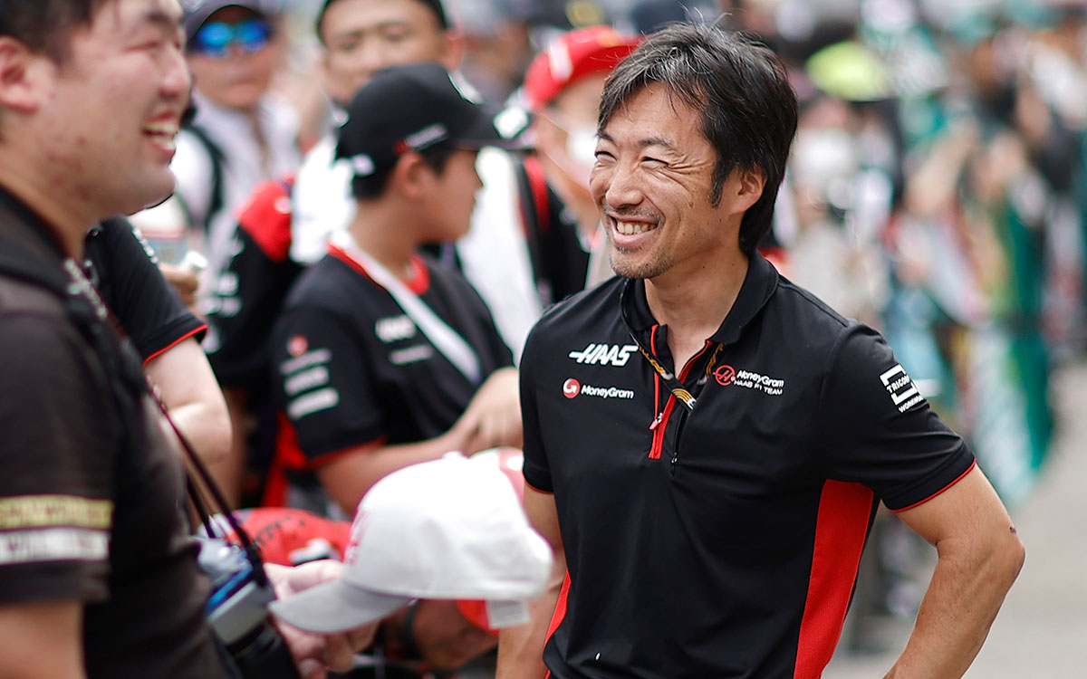 鈴鹿サーキットのパドックに立つハースのエンジニアリング・ディレクターを務める小松礼雄、2023年9月21日F1日本GP