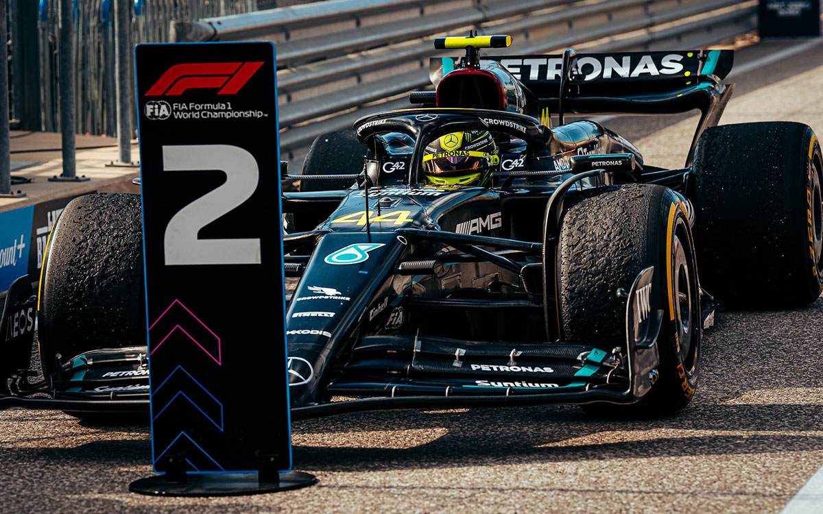 P2ボードの前にクルマを停めたルイス・ハミルトン（メルセデス）、2023年10月22日F1アメリカGP決勝レース