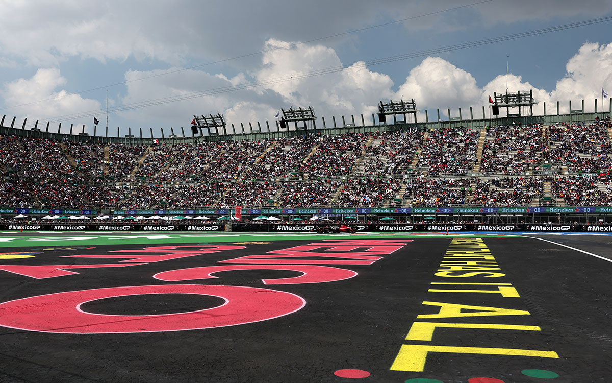 エルマノス・ロドリゲス・サーキットのスタジアムセクションを走る周冠宇（アルファロメオF1チーム）、2023年10月27日(金) F1メキシコGP