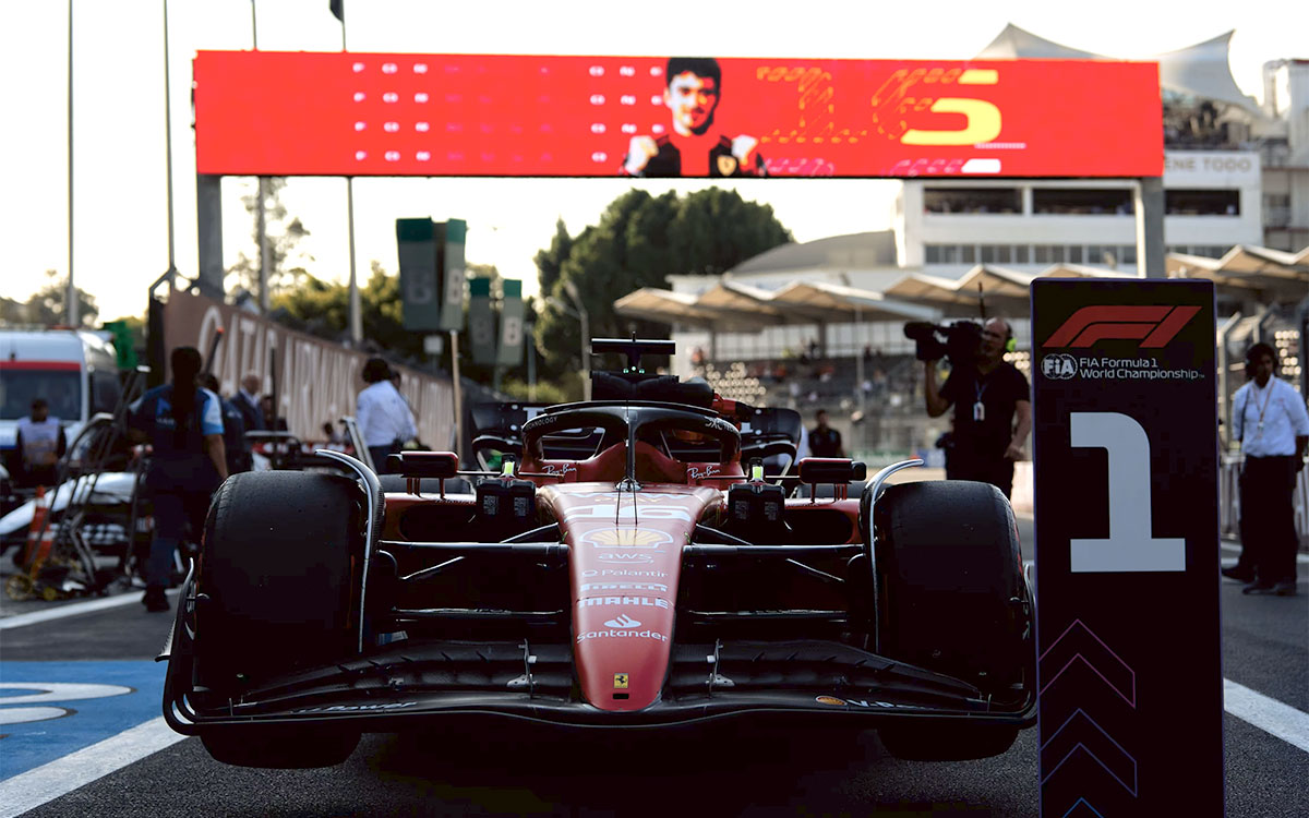 P1ボードの前に停められたシャルル・ルクレールの16号車フェラーリSF-23、2023年10月28日F1メキシコGP予選