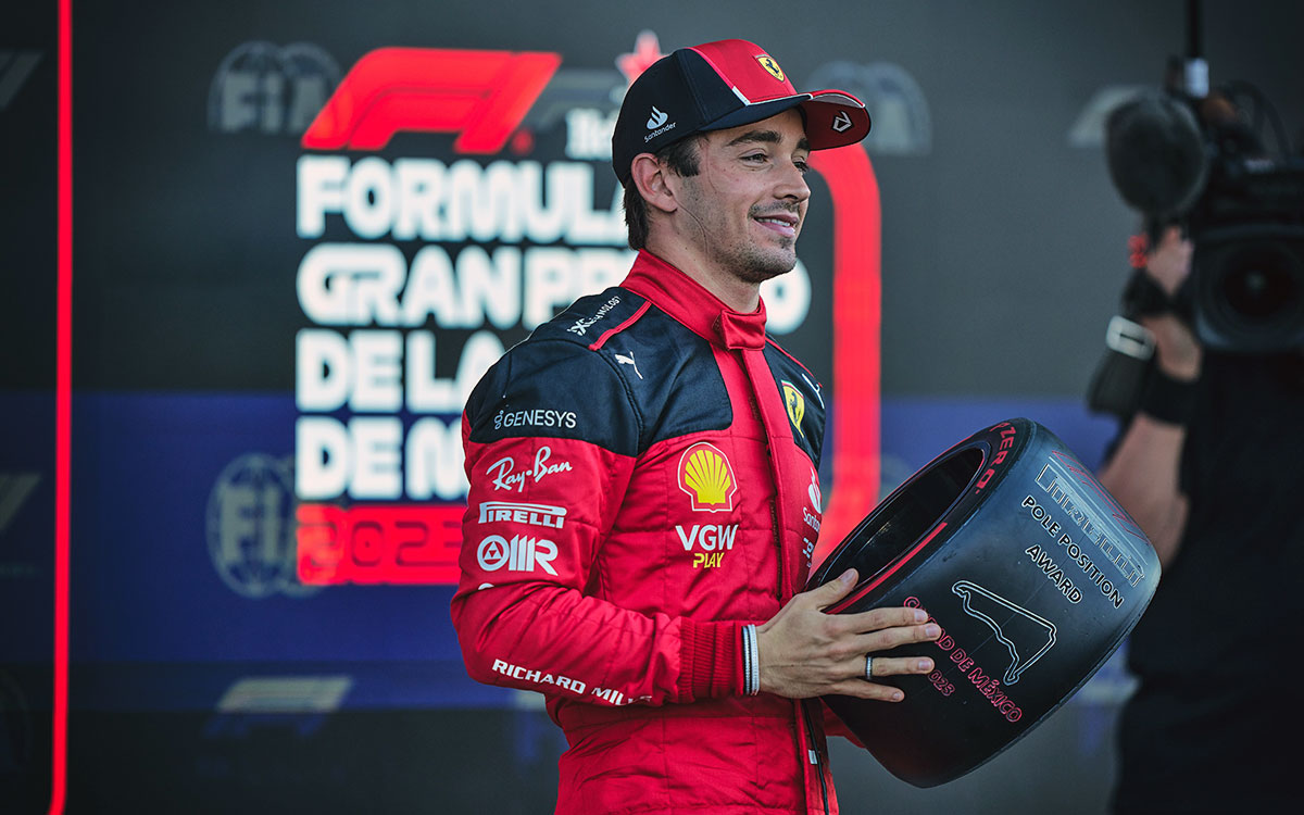 ピレリ・ポールポジション・アワードを手に笑顔を見せるシャルル・ルクレール（フェラーリ）、2023年10月28日F1メキシコGP