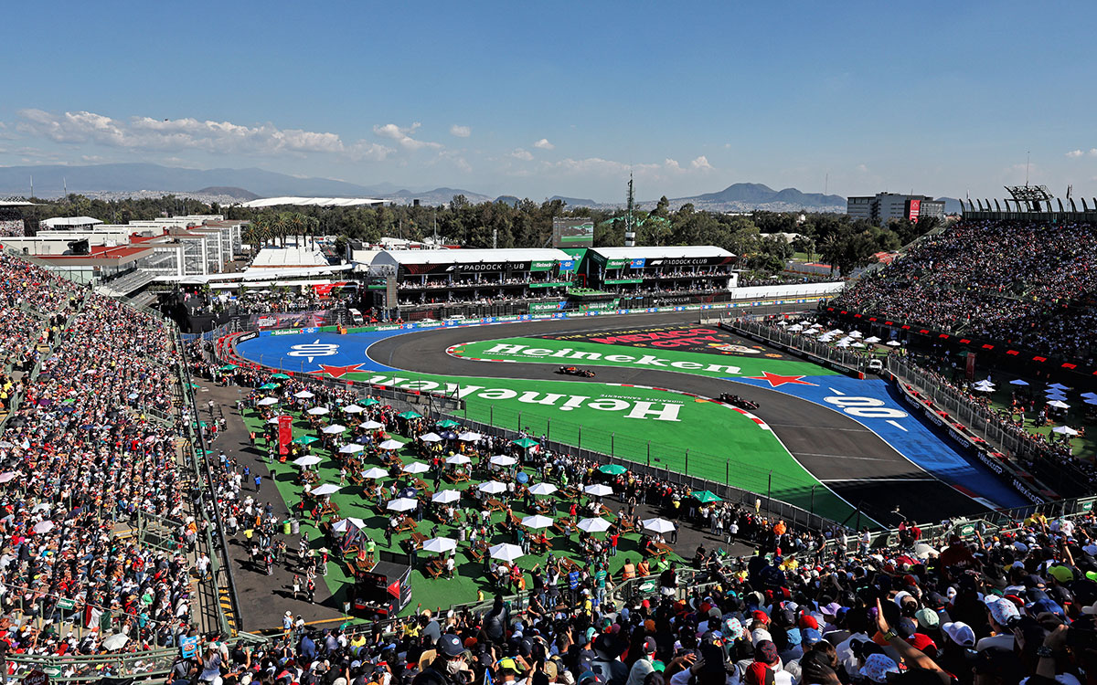 エルマノス・ロドリゲス・サーキットのスタジアムセクションで予選を観戦する観客、2023年10月28日F1メキシコGP