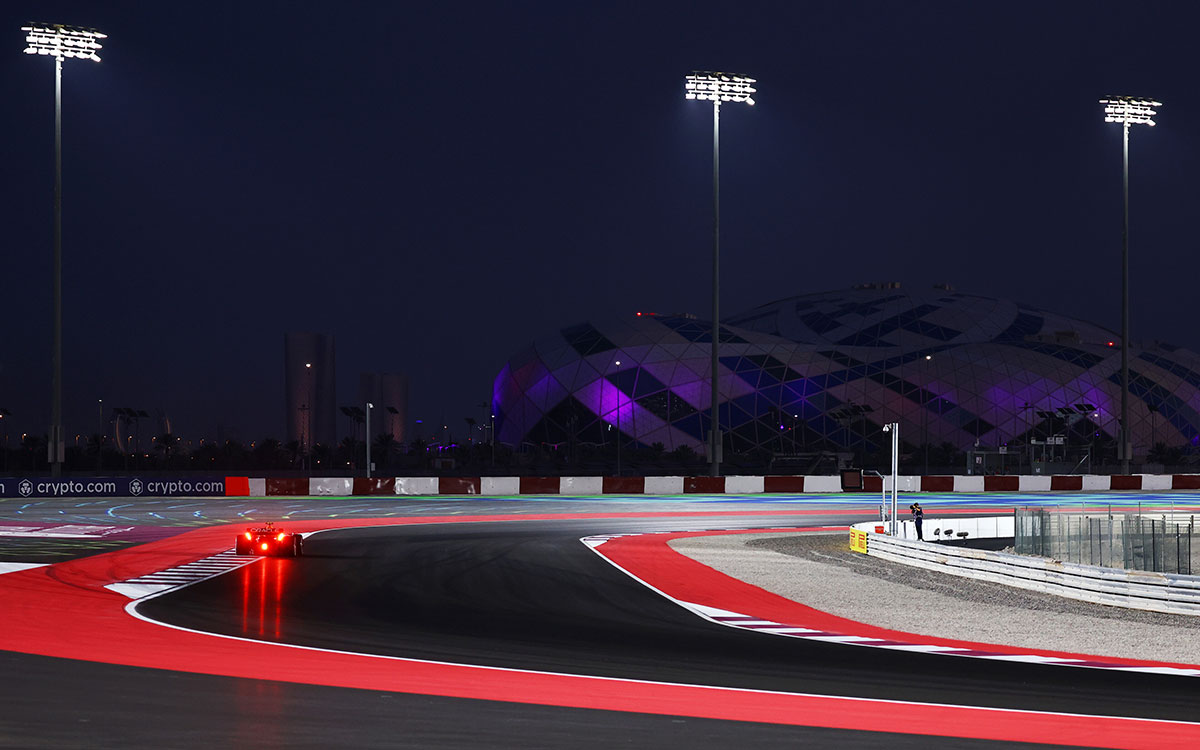 闇夜に浮かぶロサイル・インターナショナル・サーキットを周回するセルジオ・ペレス（レッドブル・レーシング）、2023年10月6日(金) F1カタールGP予選