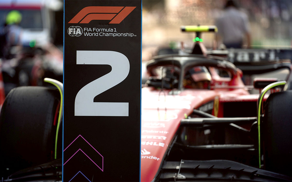 Pボードの前にクルマを停めたカルロス・サインツ（フェラーリ）、2023年10月28日F1メキシコGP予選
